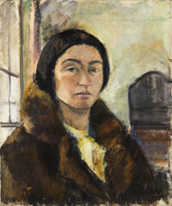 Porträt einer Frau mit dunklem, kinnlangem Haar trägt einen braunen Pelzmantel und sitzt vor einem Fenster und einem dunklen Möbelstück.